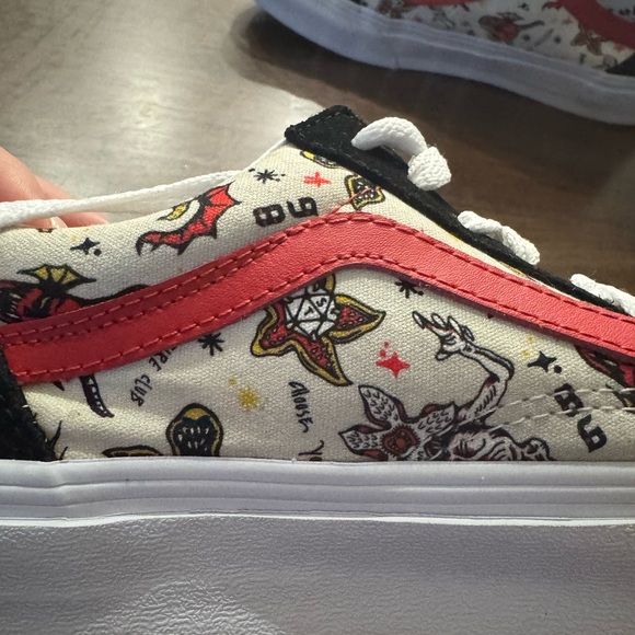 Vans old skool sneakers in stranger things print size 7 - Picture 4 of 4